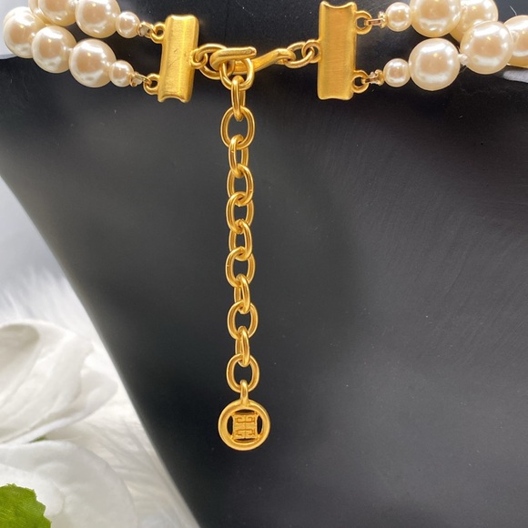 GIVENCHY FAUX PEARL CHOKER with Gold plated Pendant Statement piece STUNNING Euc - Picture 6 of 8